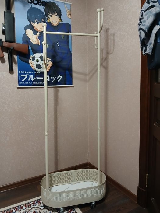 Напольная вешалка на колесиках