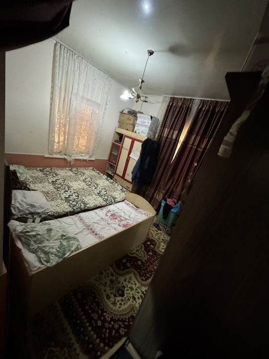 Дом в хорошем состояний. Находится в Янгибазаре