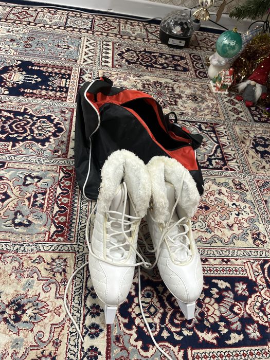 Продаю Коньки белые