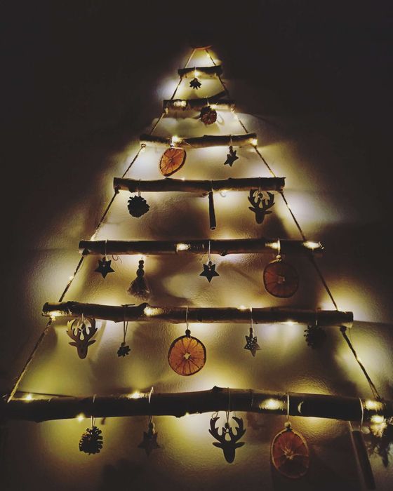 Brad lemn cu ornamente și instalație