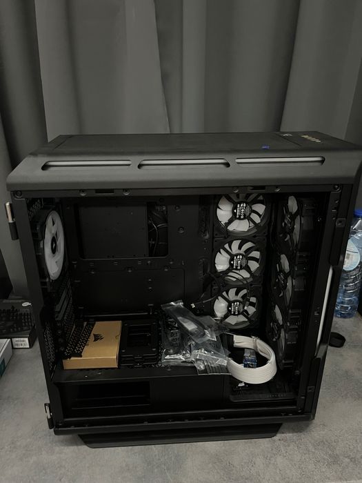 Компютърна кутия Corsair 5000T с допълнителни вентилатори