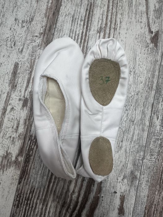 Продам пуанты, балетную обувь, чуни.