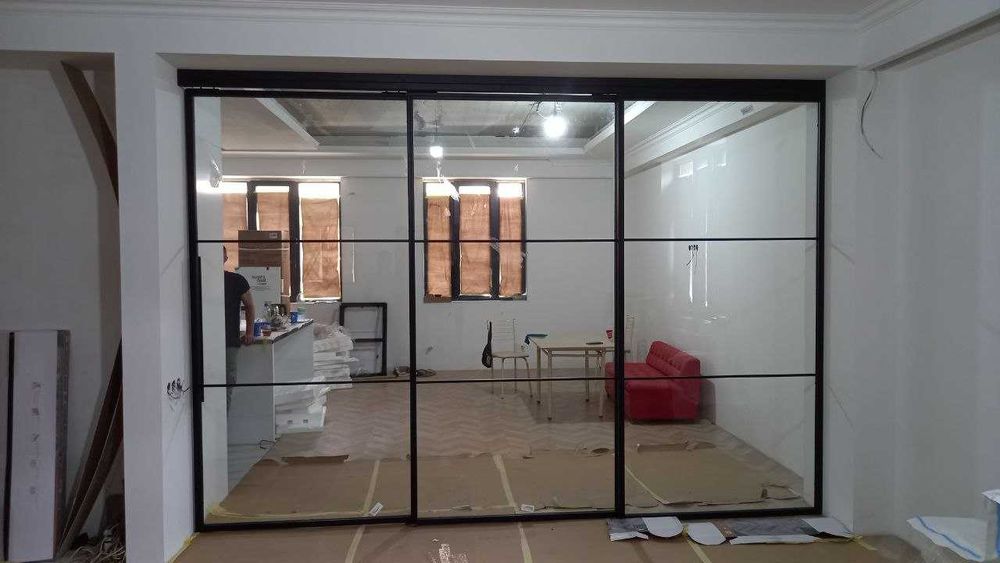 Стеклянные лофт перегородки и двери