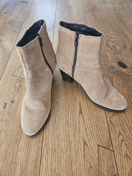 Дамски бежови боти