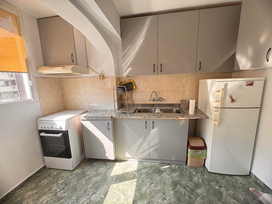 Дава се под наем Тристаен апартамент в Бургас, Славейков - 75 кв.м за 418.2 € - Снимка #1