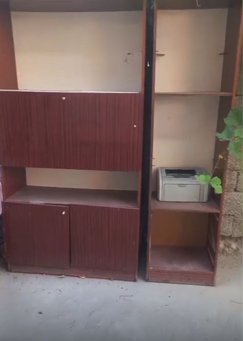 Ескі стенка, стол, есік и сандық