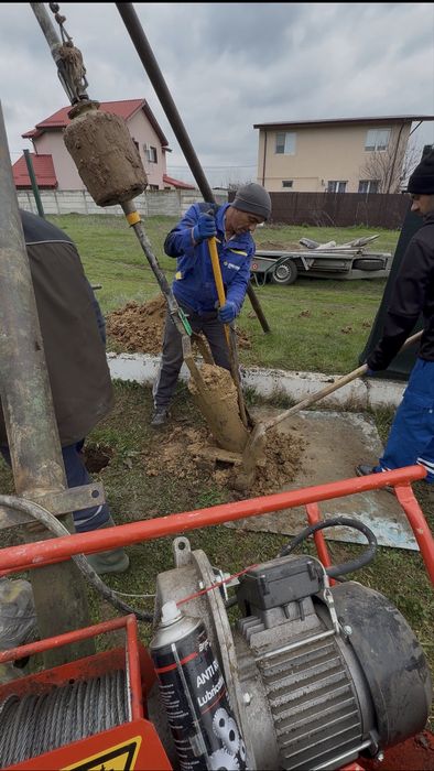 Foraje puturi apa mica adancime trepied (max 25m) teava Pvc albastra