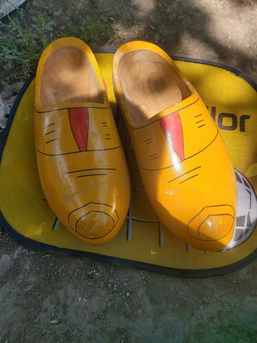 Papuci din lemn marime mare și mică