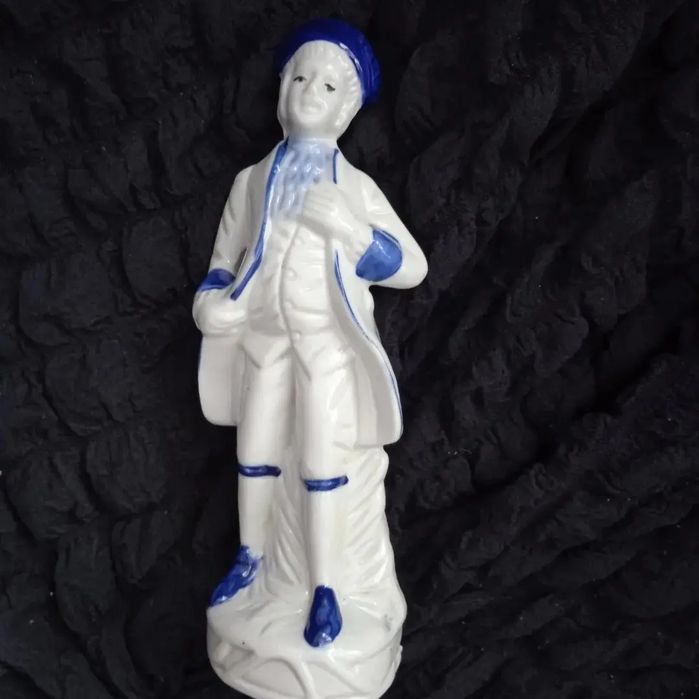 Порцеланови фигурки и Старинна дървена чиния