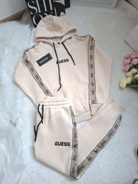 Спортен екип  на  Guess