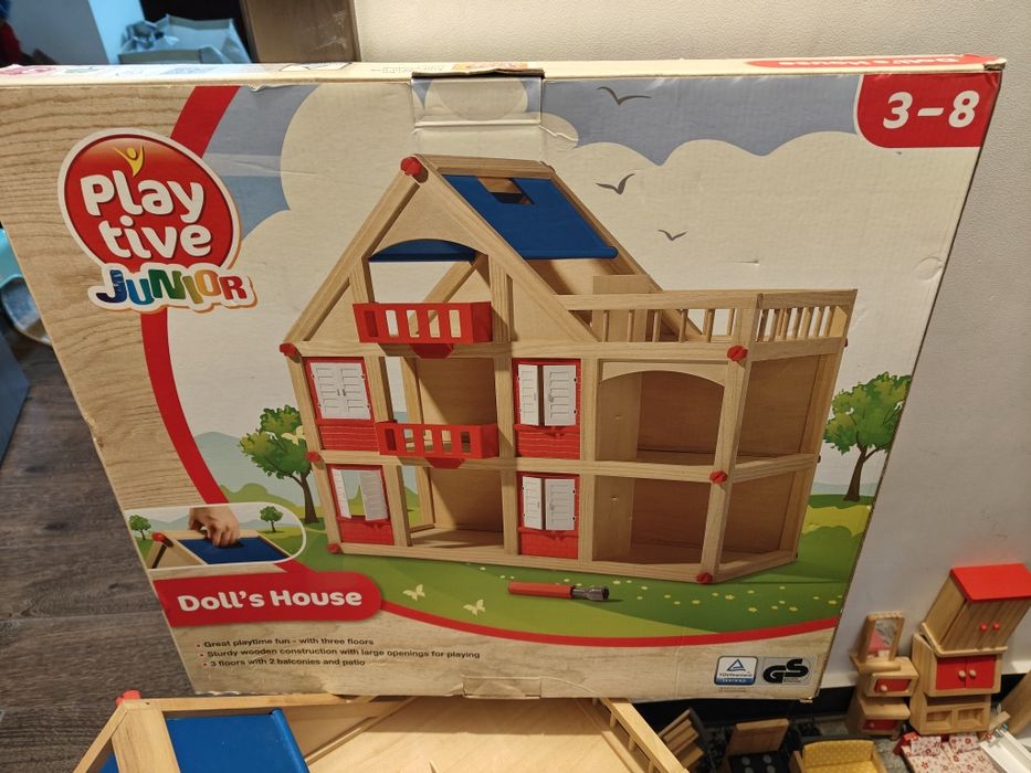 Vand casuta lemn papusi cu toate accesoriile si figurine