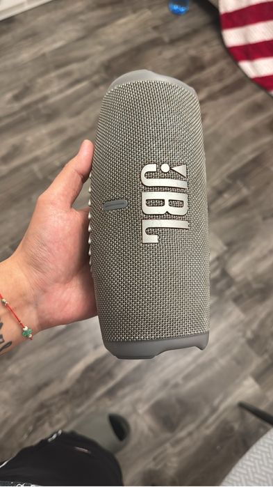 De vanzare boxa jbl charge 5 se aude ideal si foarte frumos