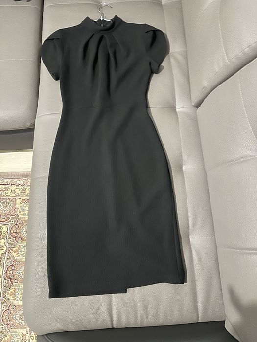 Черное платье обтягивающее