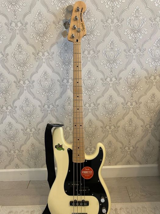 Squier Affinity Precision Bass