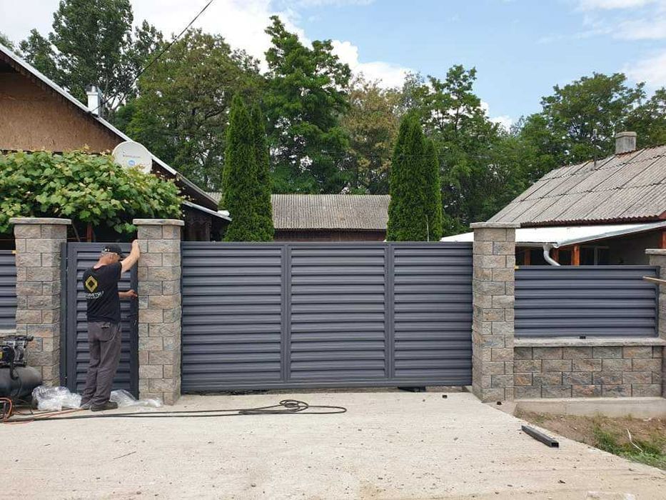 Garduri si porti din panouri stil jaluzele si alte modele disponibile
