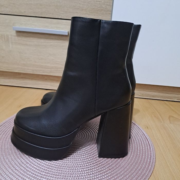 Обувки на висок ток и боти с дебел ток