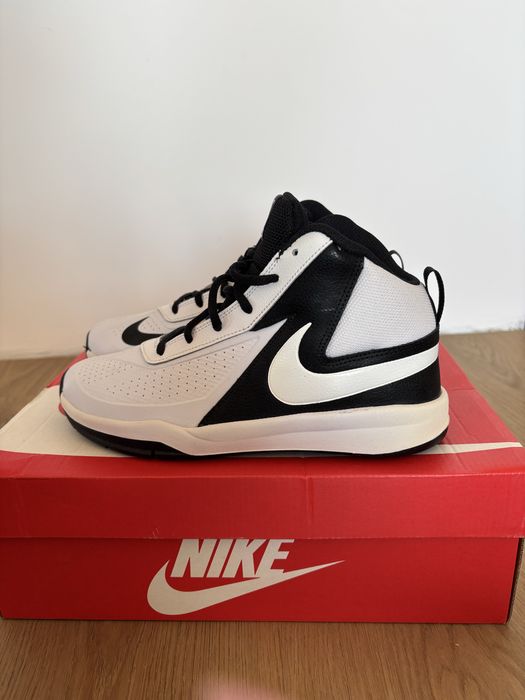Adidasi Nike Team Hustle D7 38.5