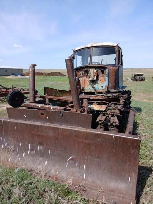 ДТ. 75 трактор гусеничный