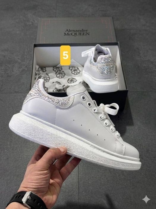 Adidasi dama Mcqueen.