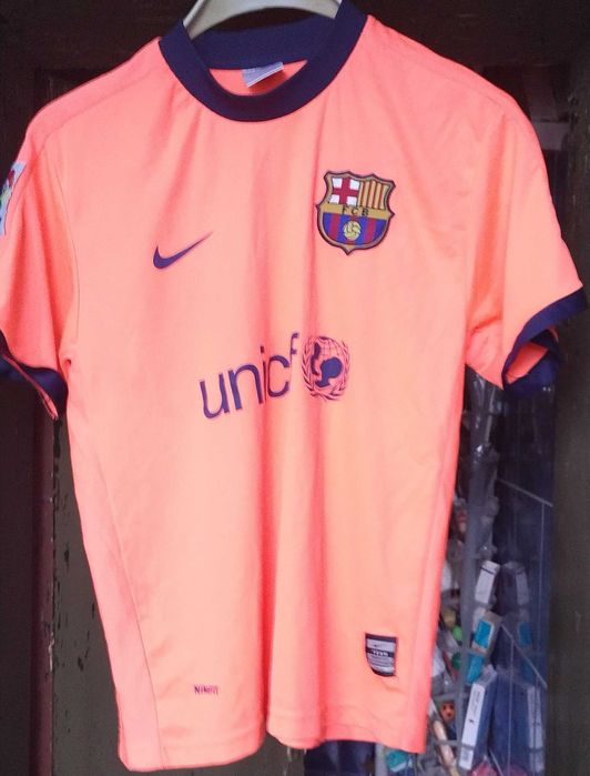 Много стари спортни облекла,