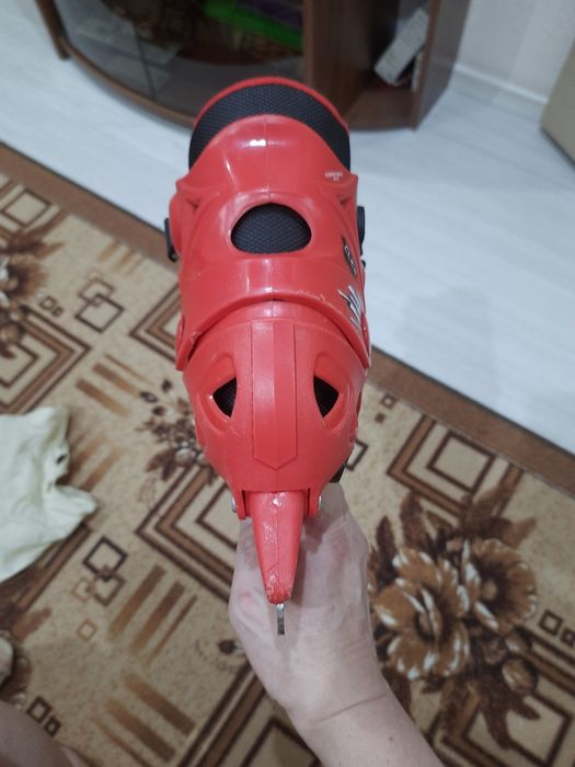 Коньки красного цвета.