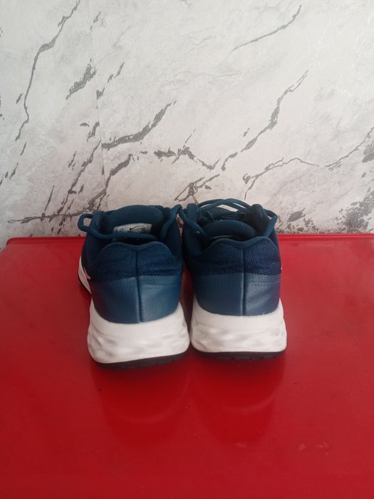 Спортивный кроссовка