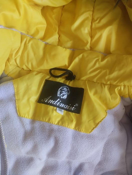 На девочку 3-4 года