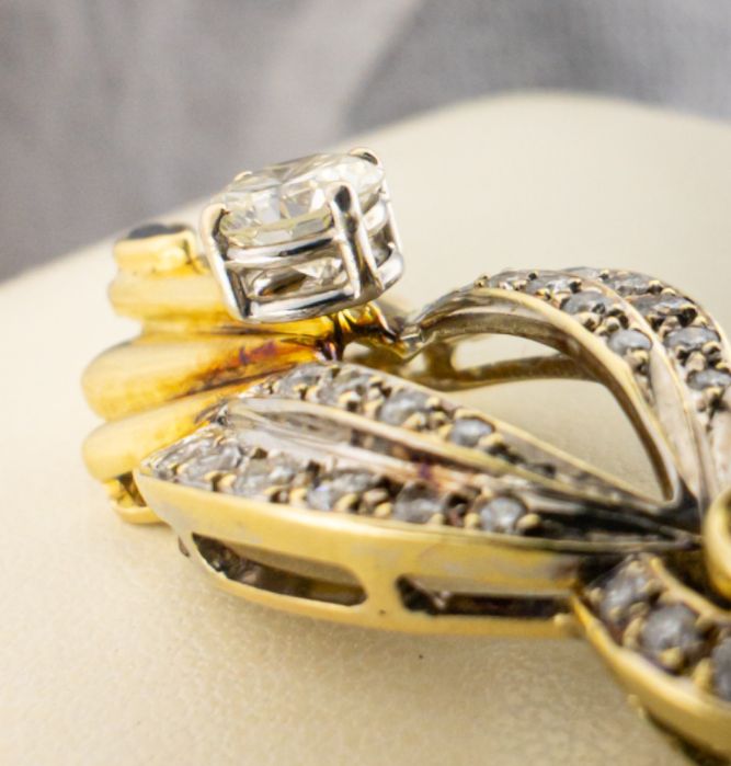 Продавам елегантна златна висулка с диаманти