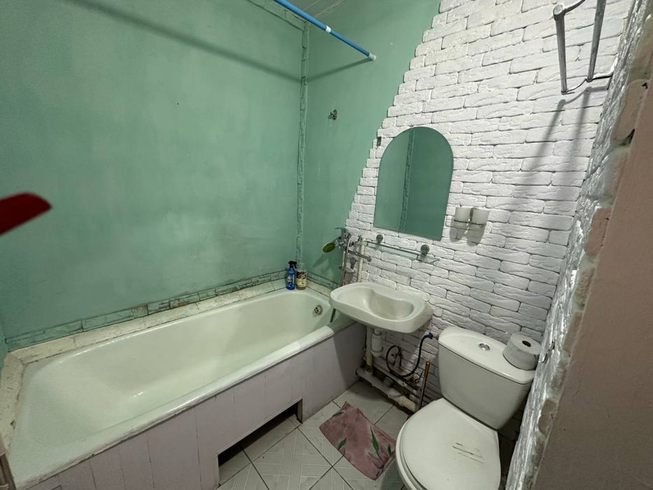 Продается 1-комнатная, переделанная в 2-х комеатную. Авиосозлар