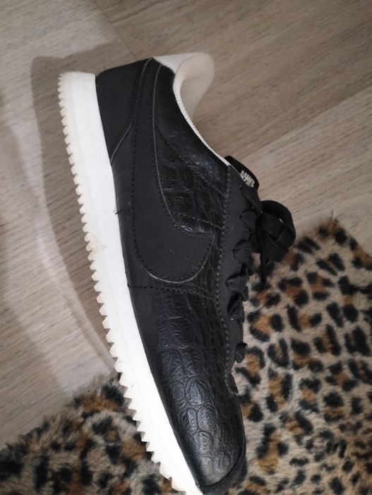 Pantofi sport Nike purtați un sezon,stare foarte bună, negri, mărimea 38, 5