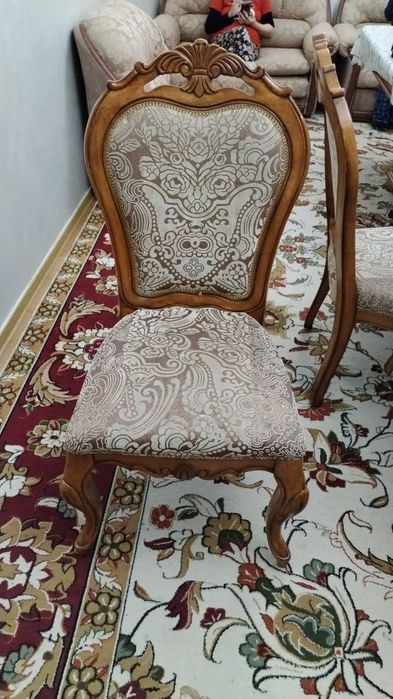 Стол,  стулья,  стенка