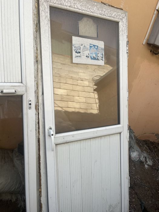 Продам пластиковые двери , бу