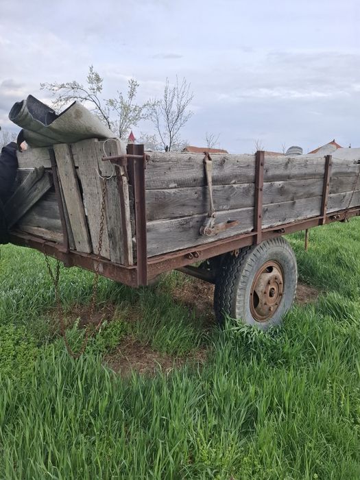 Vând remorcă baloti