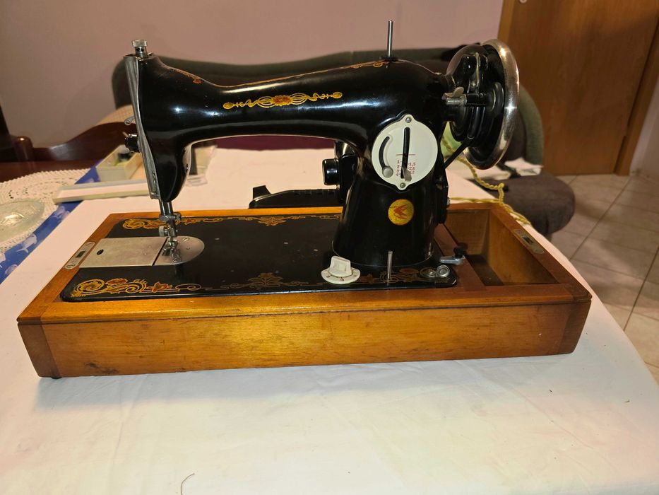 Продавам запазена съветска електрическа шевна машина „Класса 2-М”
