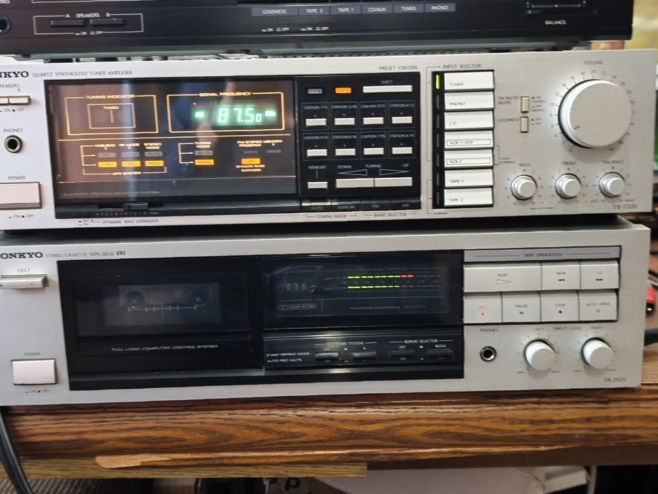 Linie Onkyo amplificator TX- 7330 și deck TA-2530