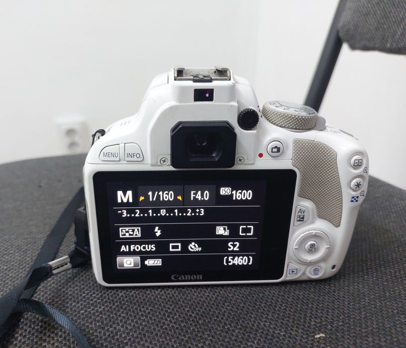 Фотоапарат Canon EOS 100D