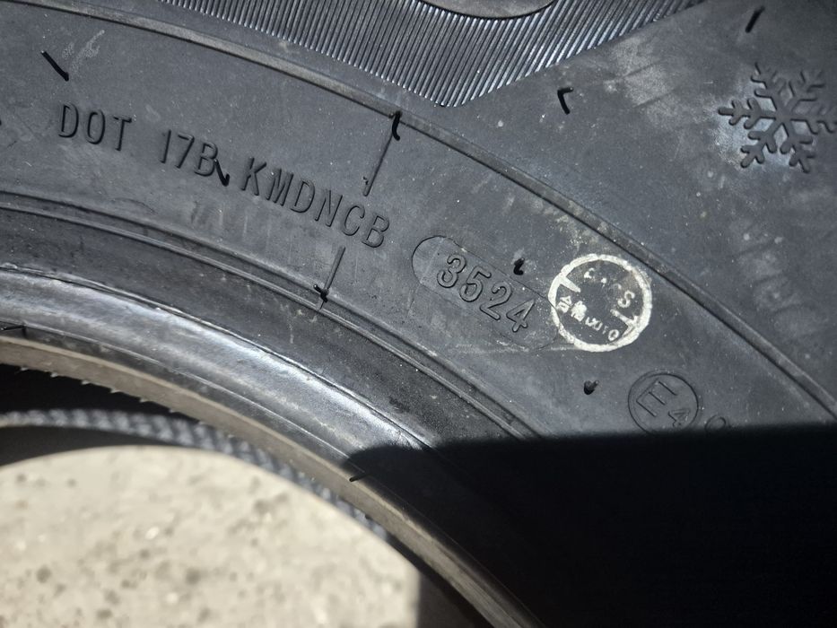 Vând cauciucuri 225/70/15 C M+S// Noi nouțe //
