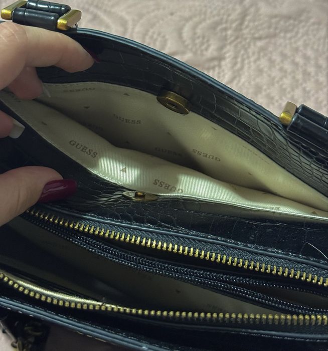 Елегантна чанта на марката Guess