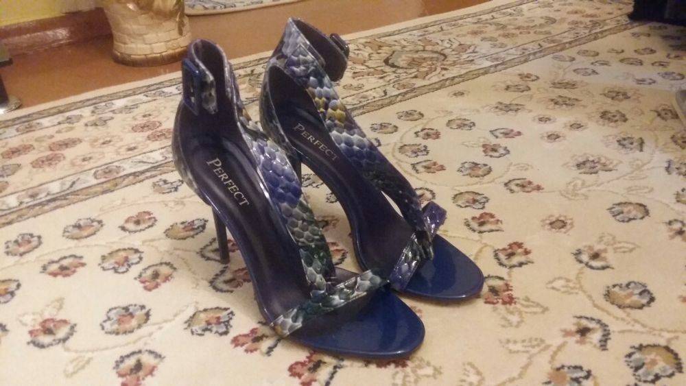 Продаю  вечерние босоножки