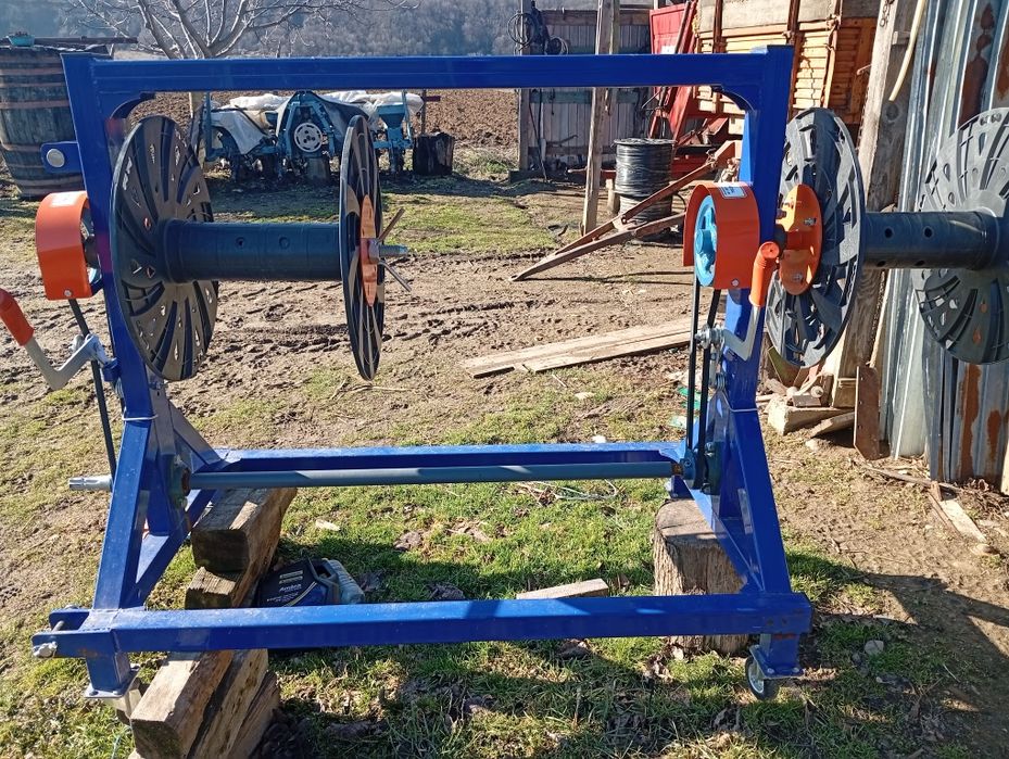 Vând mașină de strâns furtune pentru irigat