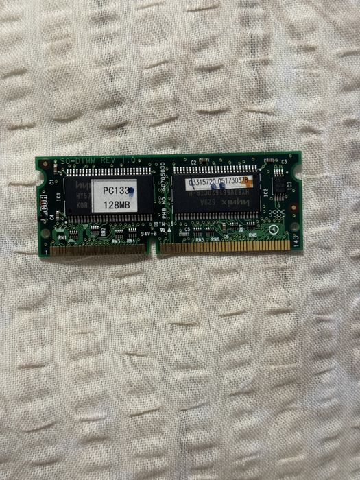 Placă de memorie RAM SO-DIMM PC133.  Capacitate: 128 MB.