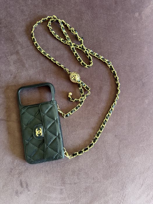 Husa  IPhone  Chanel de piele  cu lantisor se poate purta ca si geanta