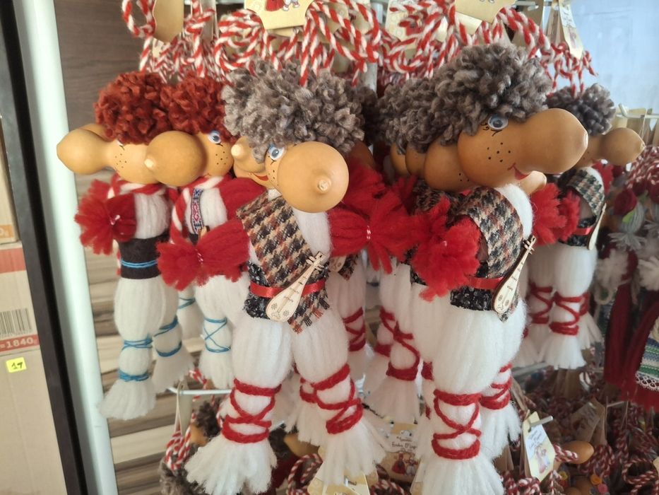 Мартеници с кратунки и вълна