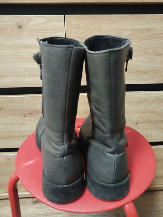 Детски кожени ботуши.