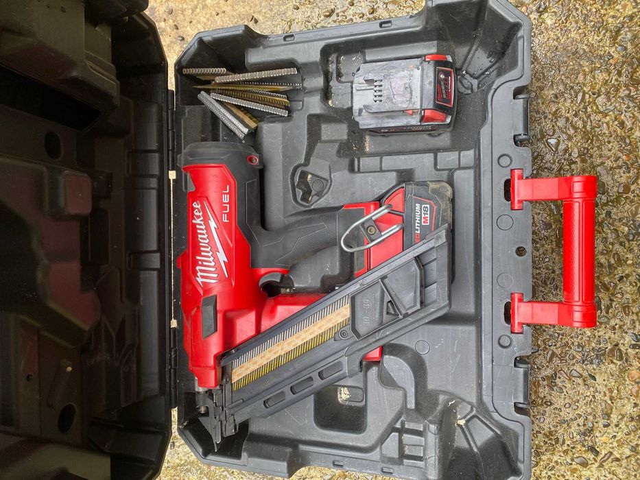 Pistol de cuie Milwaukee M18 FUEL Li-Ion + Baterie