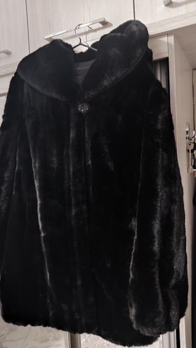 Продается Шуба капюшоном