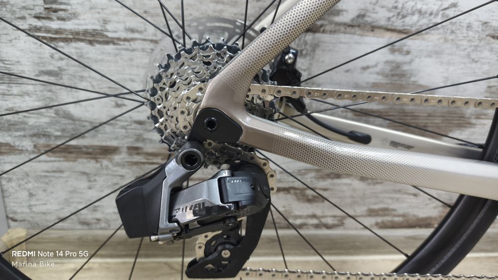 НОВ карбонов шосеен велосипед Argon 18 Equation SRAM Rival AXS DT Swiss | M