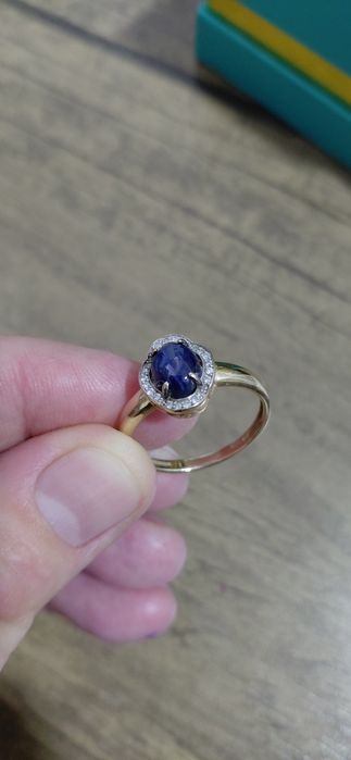 Тилла узук сотилади. С бриллиантами и сапфиром