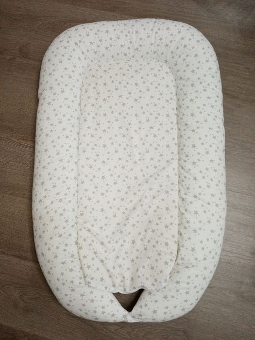 Babynest  cu 2 fete