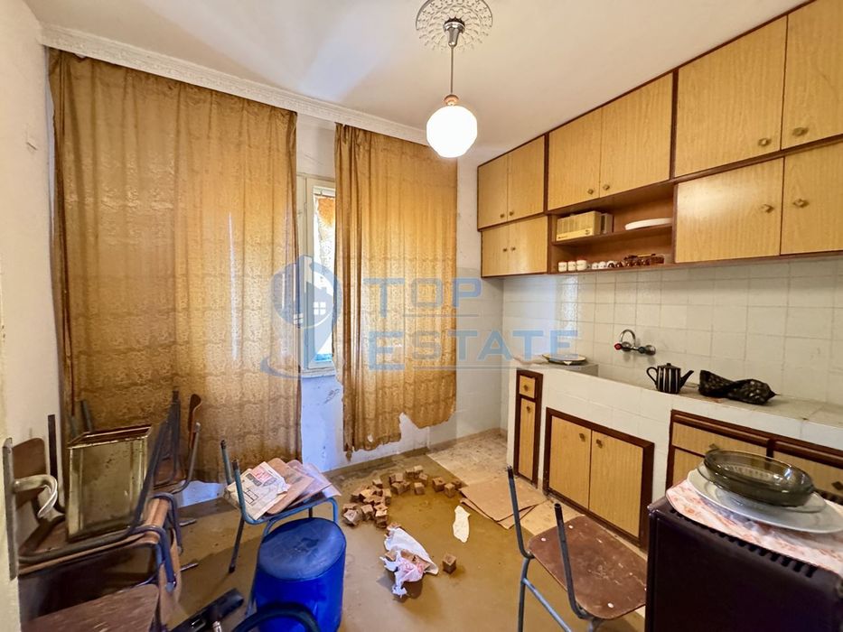 Масивна тухлена къща с кладенец и голям двор в село Ново Градище, обл